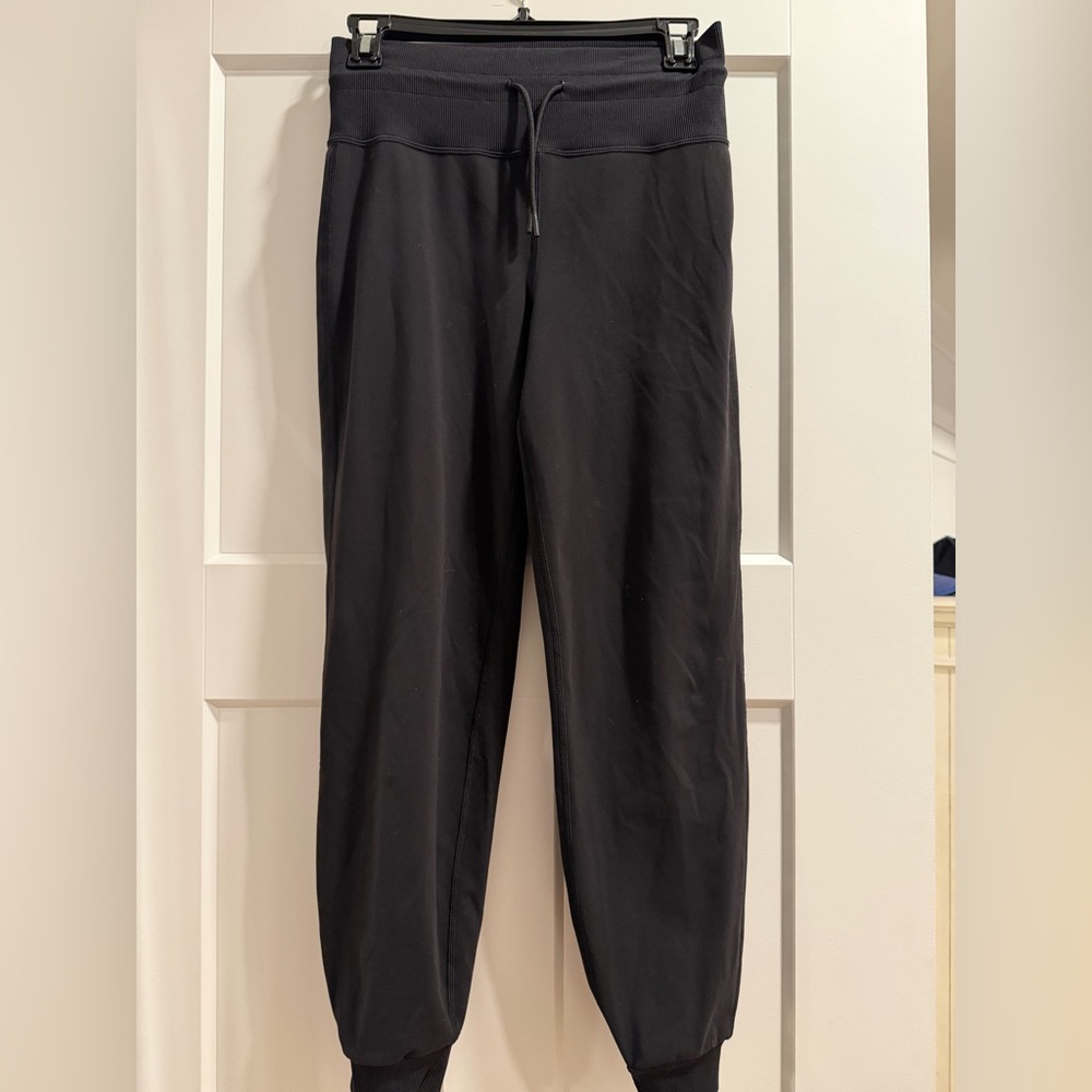 Vuori Black Women’s Joggers - Athletic Everyday Wear